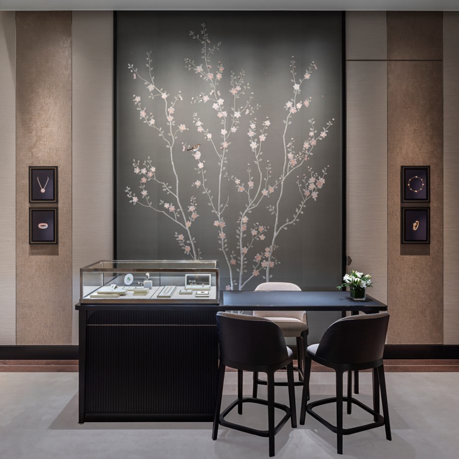 Interieur van de Van Cleef & Arpels-boutique in Amsterdam met wandpanelen en een verkoopbalie