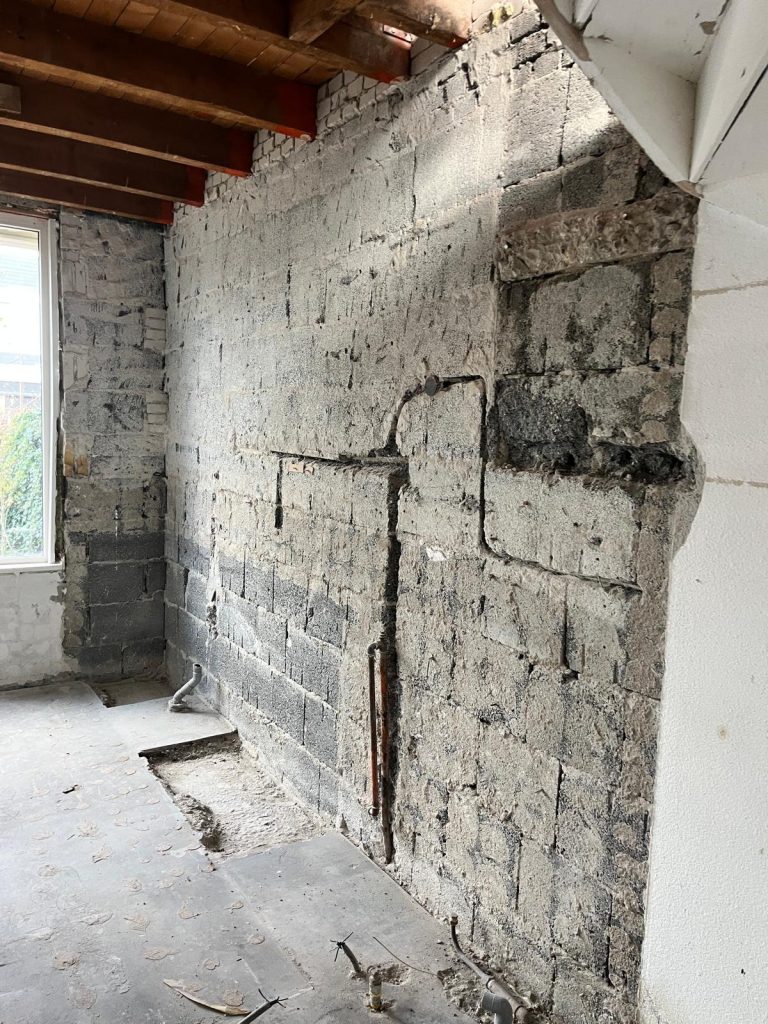 Bestaande wand vóór het plaatsen van de geluidswerende voorzetwand
