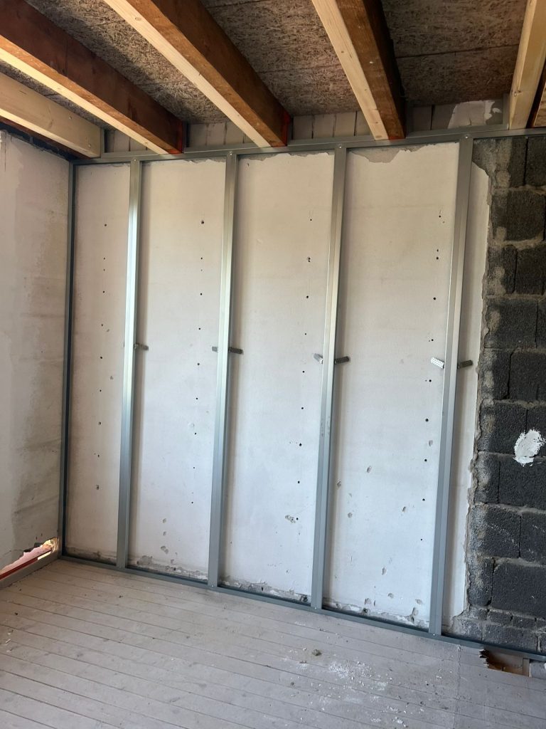 Voorzetwand in opbouw tijdens de specialistische afbouw in Amstelveen