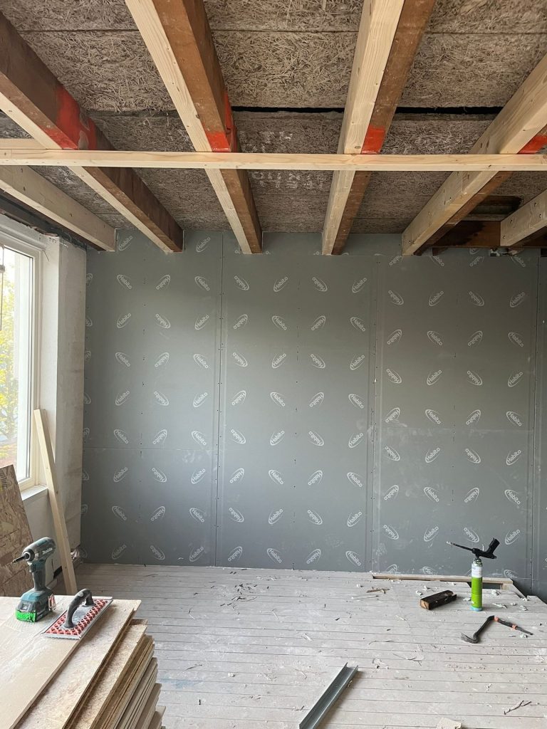 Geluidswerende voorzetwand na het aanbrengen van de beplating