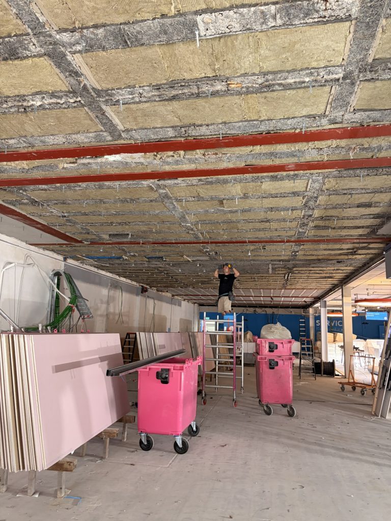 Plafondconstructie met isolatie tijdens de afbouw van Coolblue Nijmegen