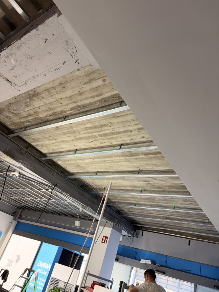 Aansluiting van plafondconstructie op de winkelruimte van Coolblue Nijmegen