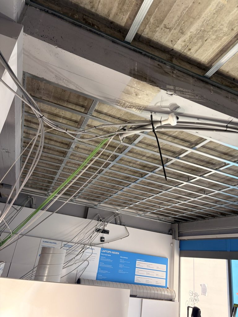 Metalen plafondprofielen tijdens de uitvoering bij Coolblue Nijmegen