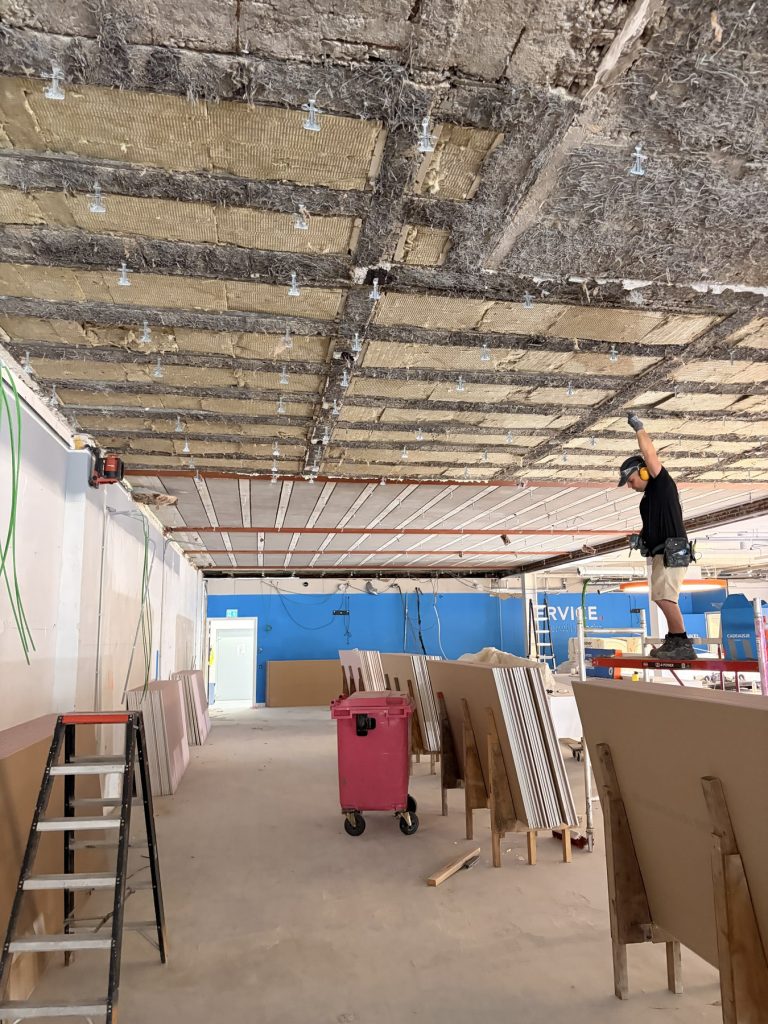Overzicht van de plafondopbouw tijdens het werk bij Coolblue Nijmegen