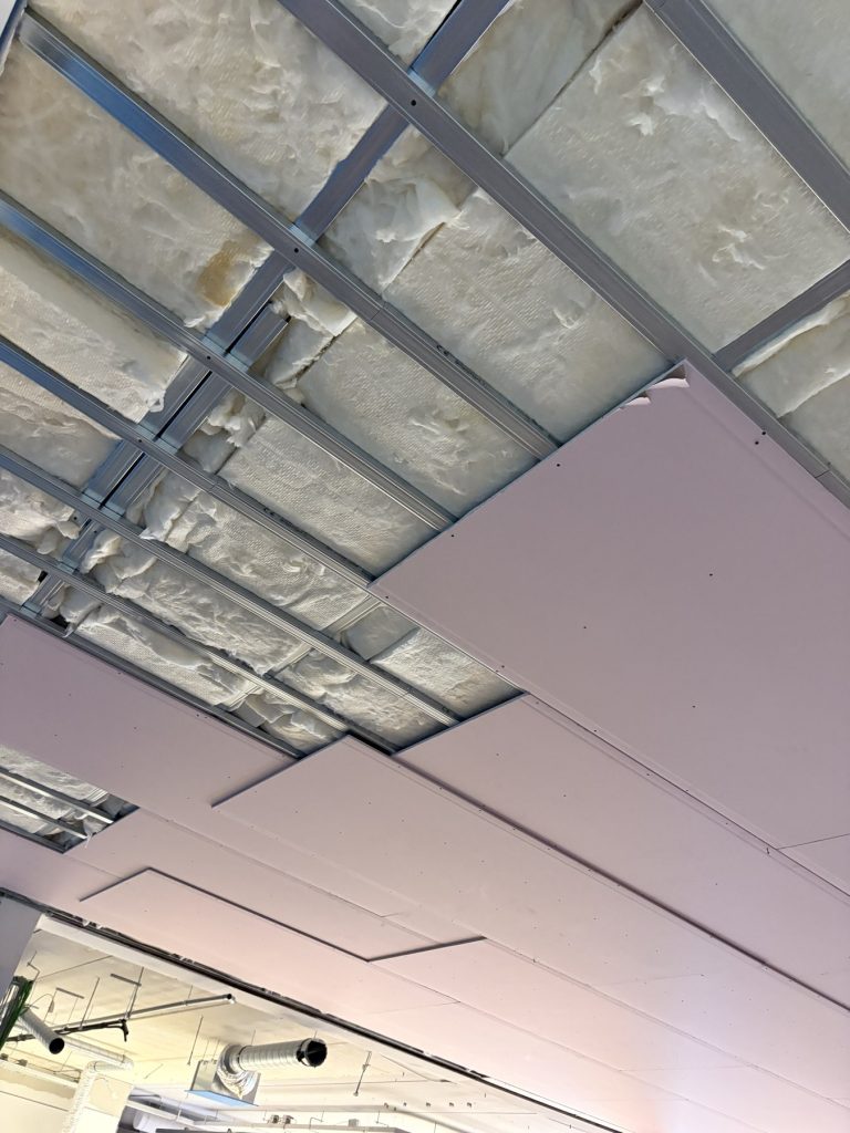 Overgang van isolatie naar gipsbeplating aan het plafond bij Coolblue Nijmegen