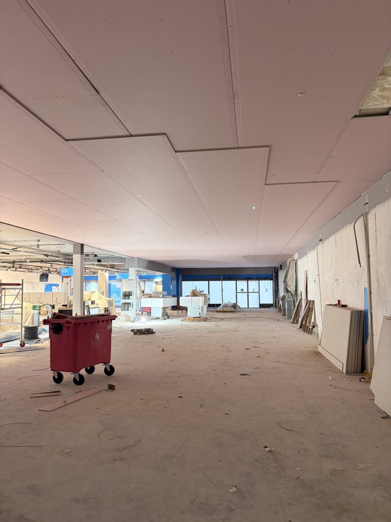 Gipsbeplating aan het plafond van Coolblue Nijmegen