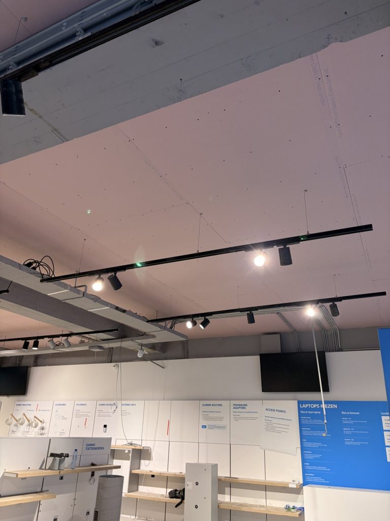 Gipsplafond boven de winkelpresentatie van Coolblue Nijmegen