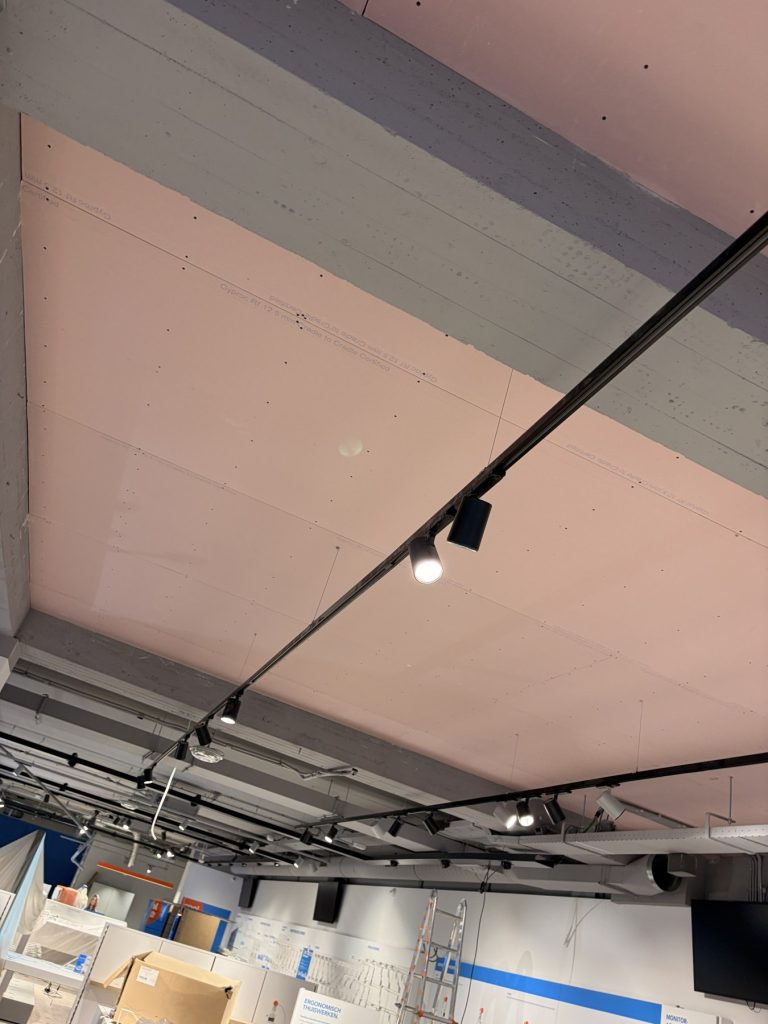 Detail van gipsplafond en verlichtingsrail bij Coolblue Nijmegen