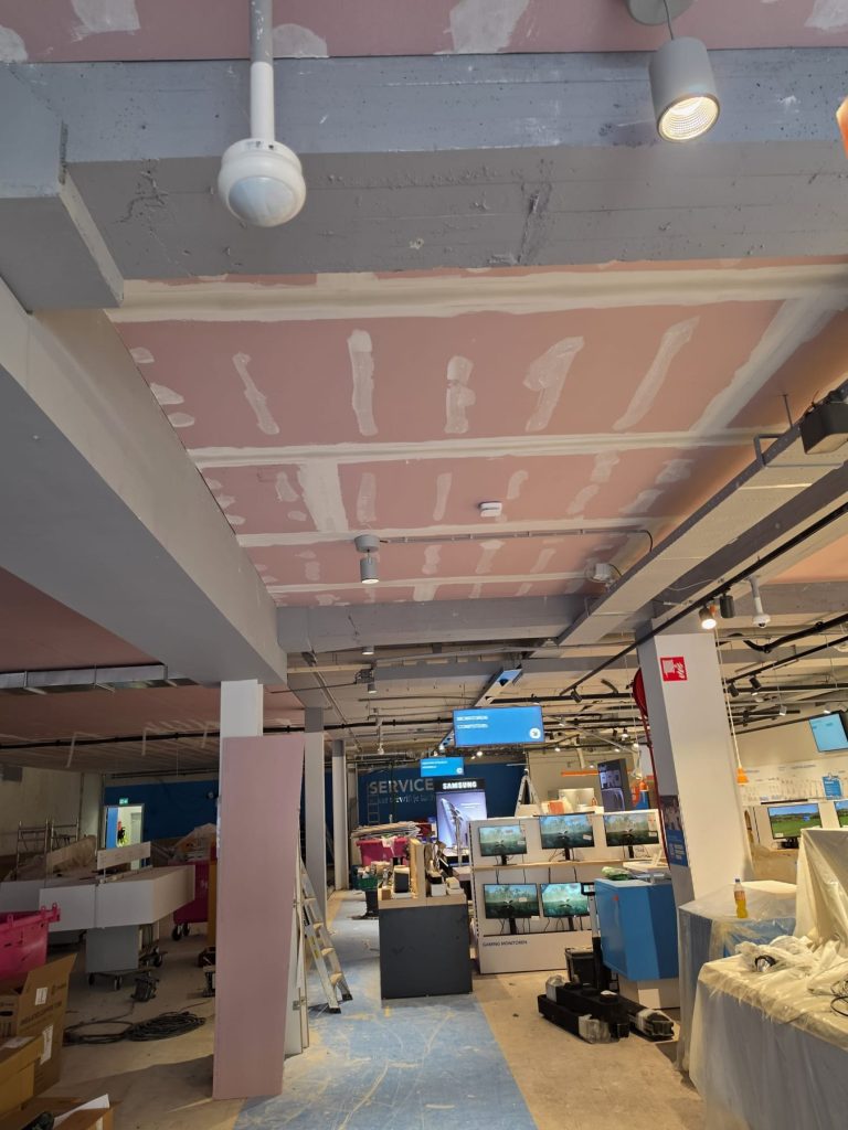 Afgewerkte plaatvoegen in het plafond bij Coolblue Nijmegen