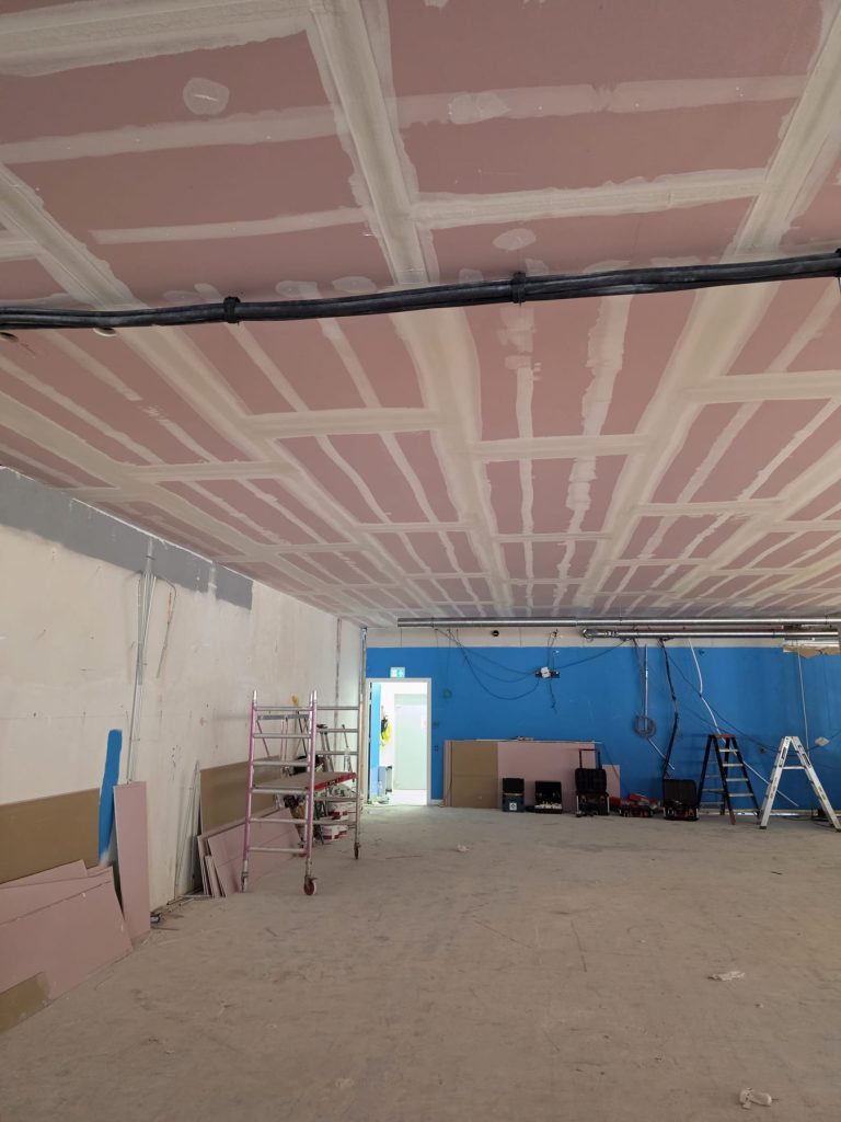 Plafondbeplating en wand tijdens de afbouw van Coolblue Nijmegen