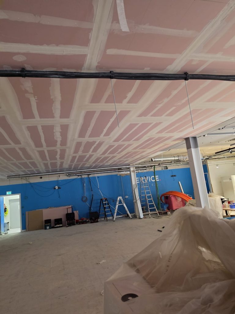 Overzicht van het beplaten en voegen van het plafond bij Coolblue Nijmegen