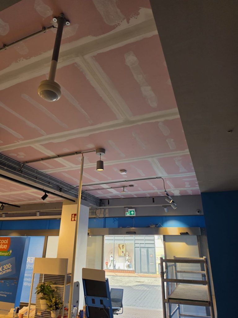 Plafond met gevoegde gipsplaten bij Coolblue Nijmegen