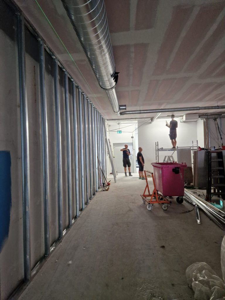 Metalen wandprofielen onder het gipsplafond bij Coolblue Nijmegen