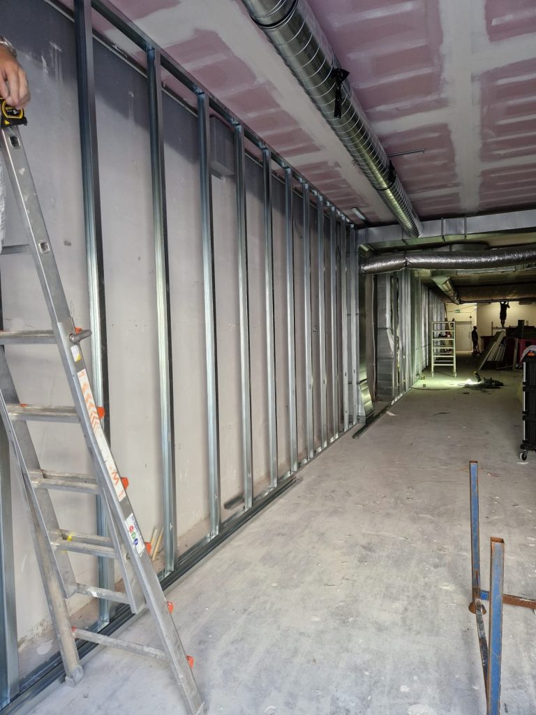 Opbouw van gipswanden met metalen profielen bij Coolblue Nijmegen