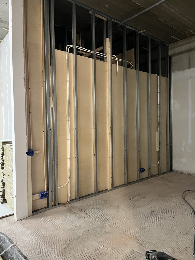 Wandframe met isolatie tijdens de bouw van de studio’s in Amsterdam