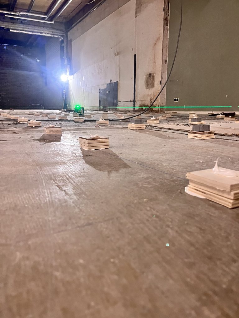 Uitlijning met laser tijdens de vloeropbouw van de studio