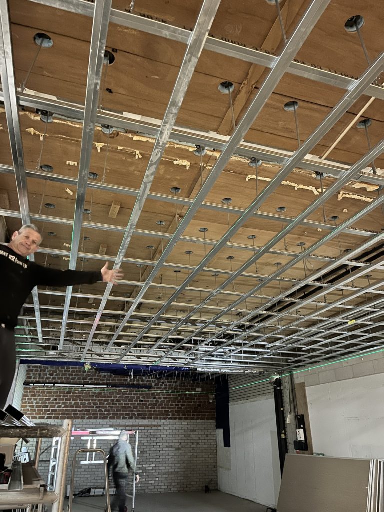 Open plafondconstructie tijdens de studio-afbouw in Amsterdam