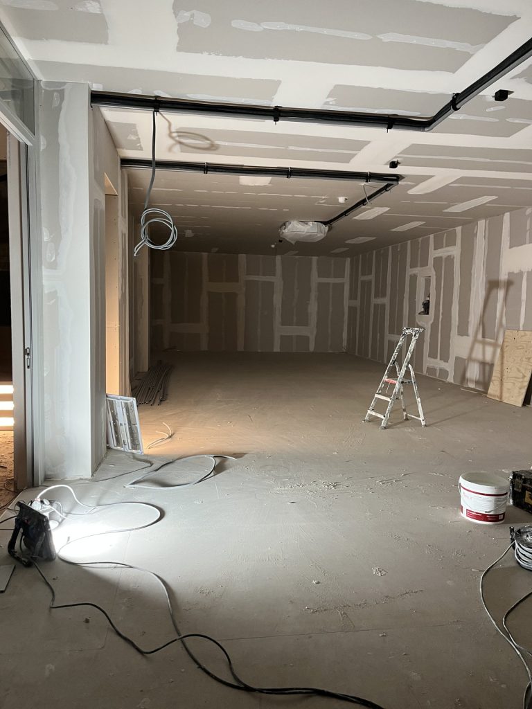 Doorkijk in de studio tijdens de afwerking van de box-in-boxconstructie