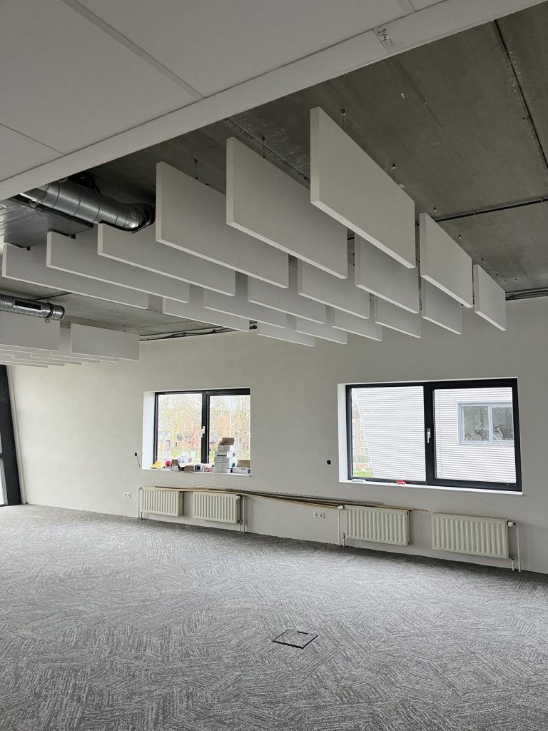 Kantoorruimte met plafondpanelen bij Jennen aan de Rompertsebaan