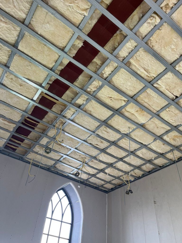 Plafondstructuur met isolatie voor de box-in-boxstudio in Maurik