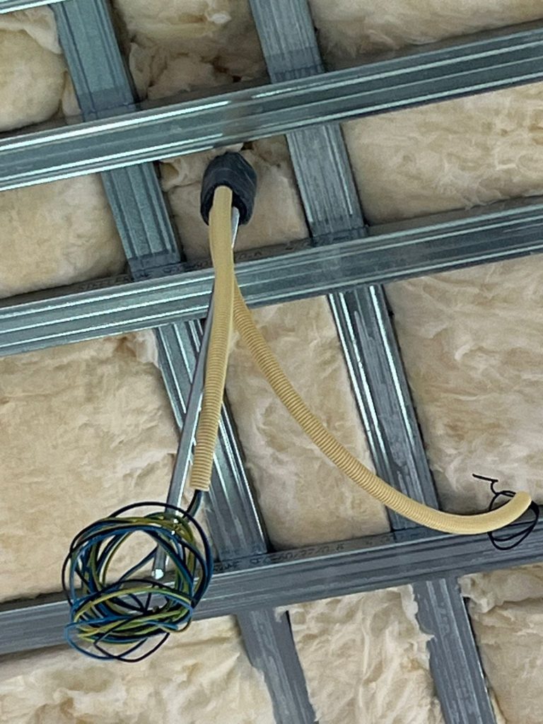 Detail van de plafondopbouw in de geluidsstudio in Maurik