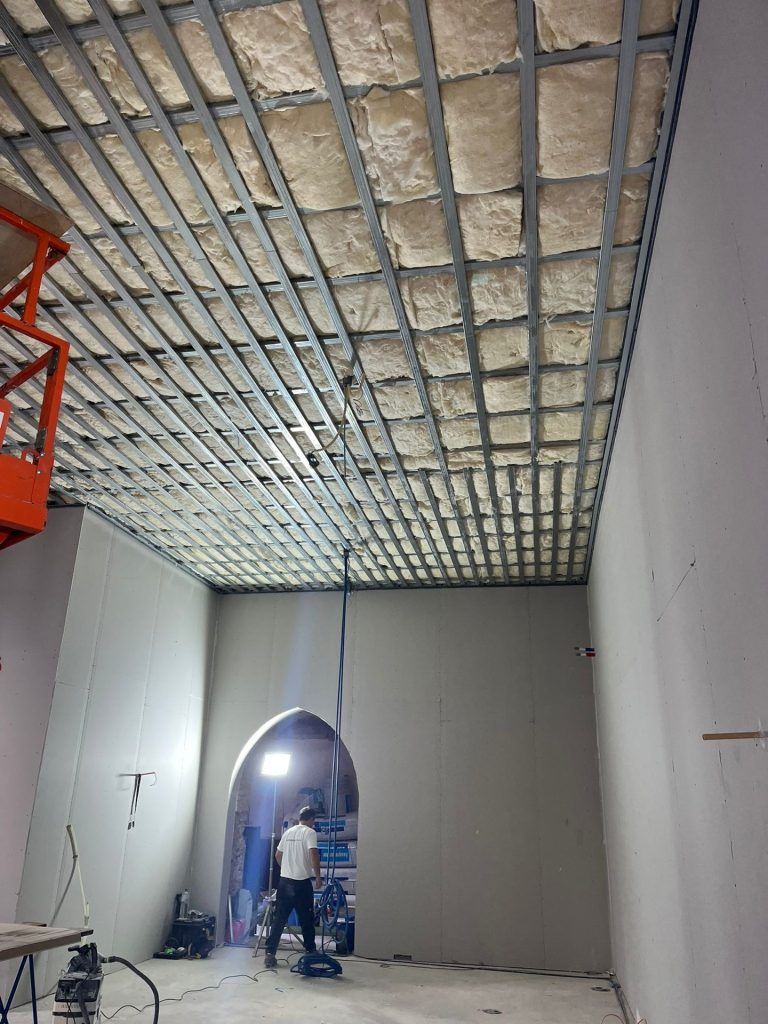 Wanden en open plafondconstructie tijdens de studio-afbouw
