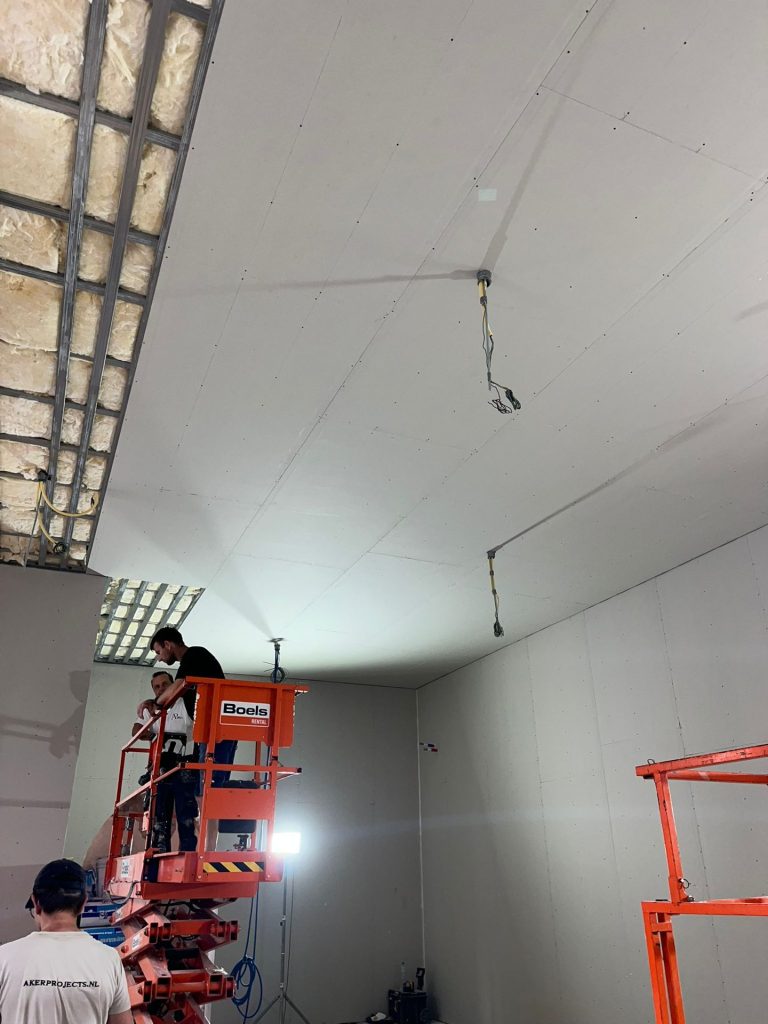 Montage van plafondbeplating in de voormalige kerk