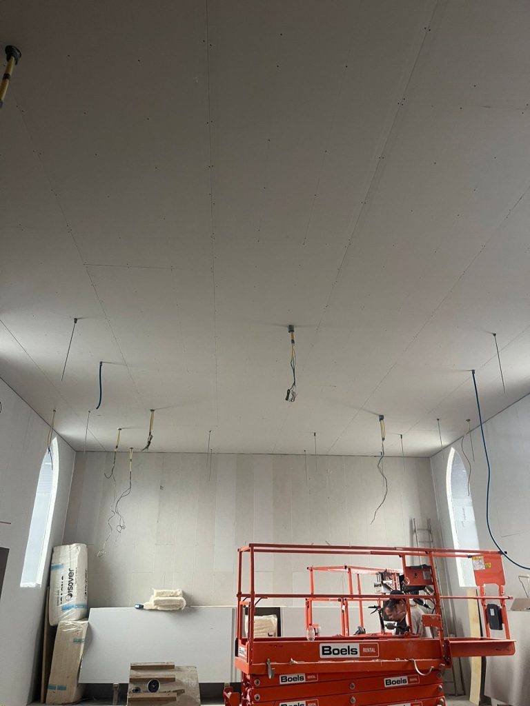 Gesloten plafondbeplating tijdens de afbouw van de geluidsstudio