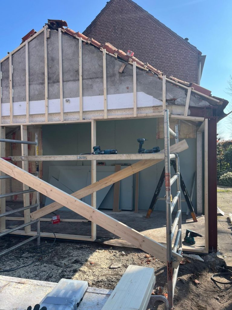 Houten opbouw van de schuur tijdens de woningverbouwing in Ulvenhout