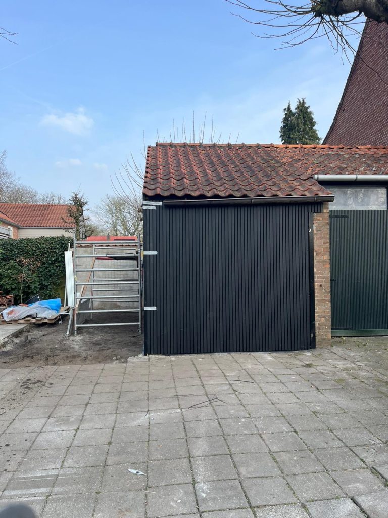 Schuur met donkere gevelbekleding in Ulvenhout