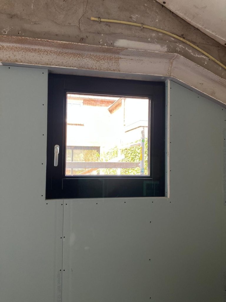 Raamdetail aan de binnenzijde van de schuur in Ulvenhout