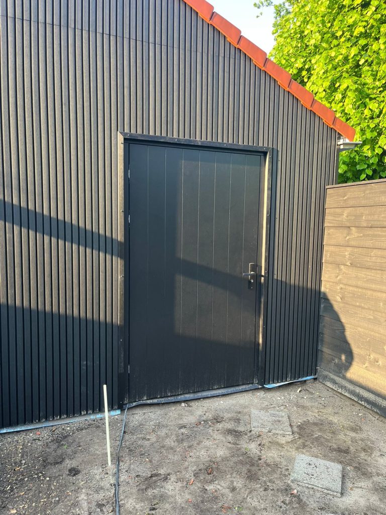 Afgewerkte garagegevel met deur in Ulvenhout