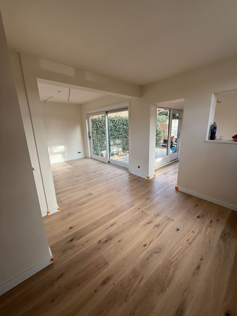 Woonruimte met nieuwe vloerafwerking en zicht naar de keuken — Ulvenhout