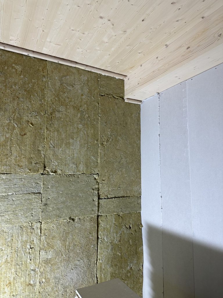Detail van isolatie en wandbeplating bij Urban Woods