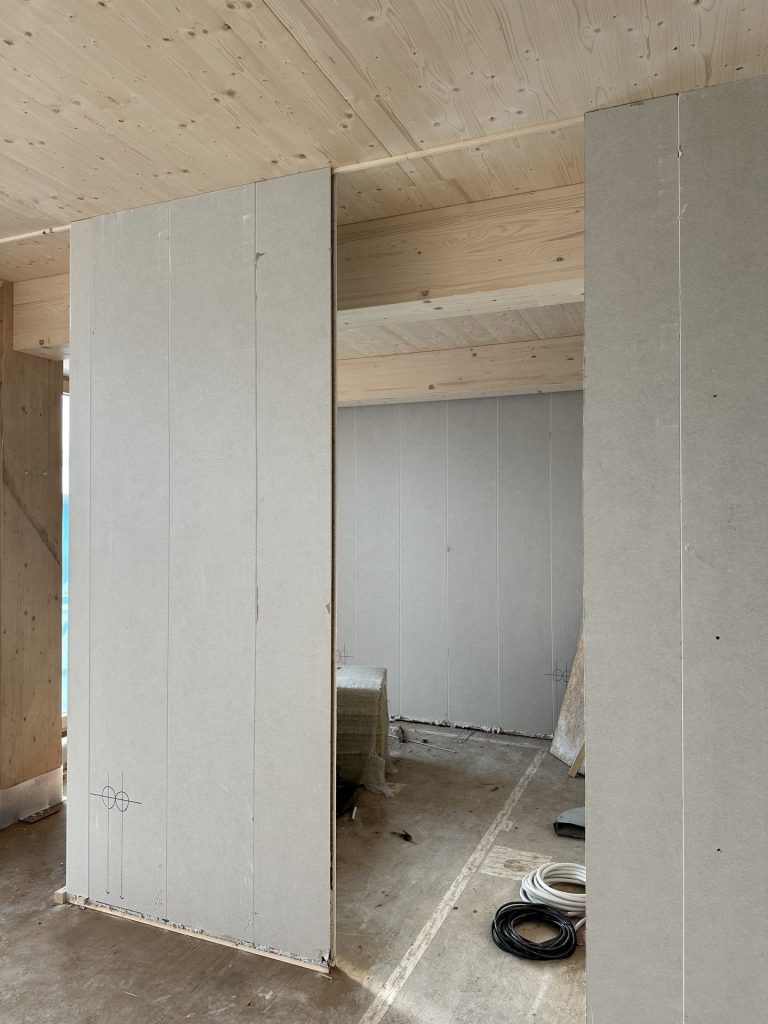 Faay-wanden met deuropeningen tijdens de afbouw in Delft