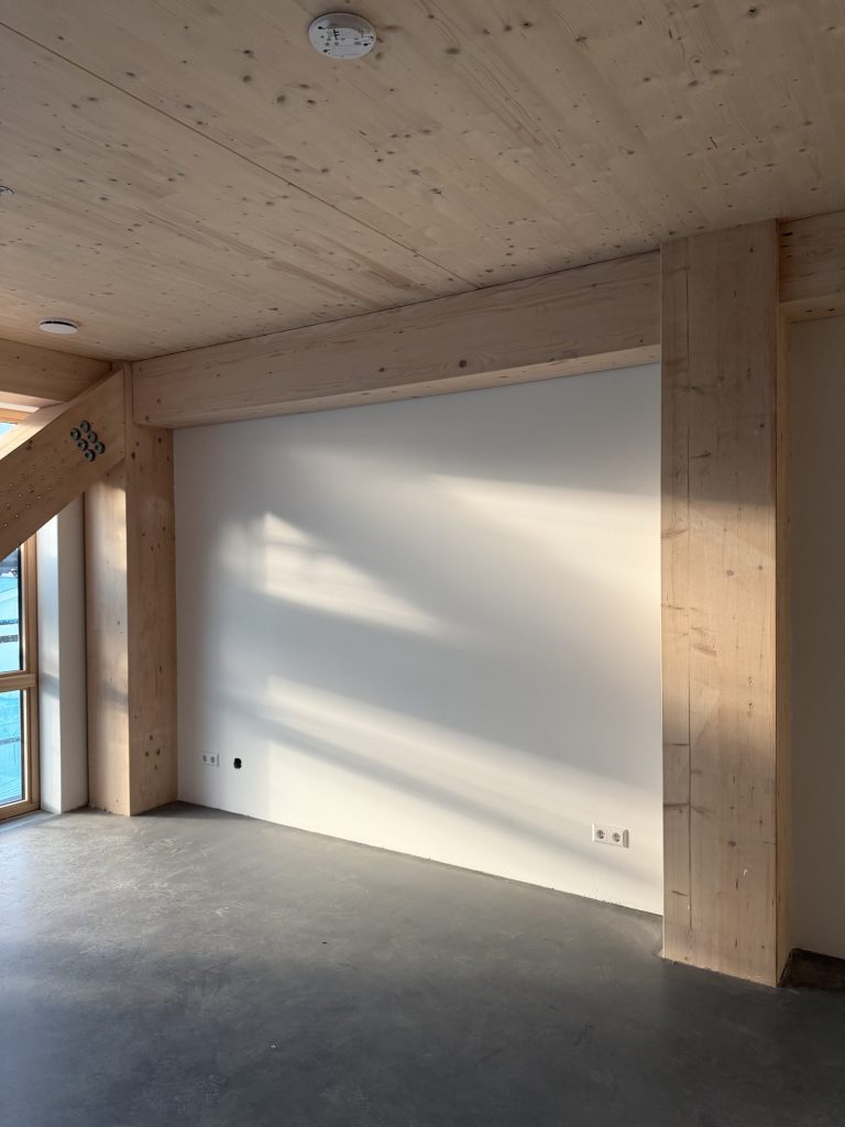 Afgewerkte wand met daglicht bij Urban Woods Delft
