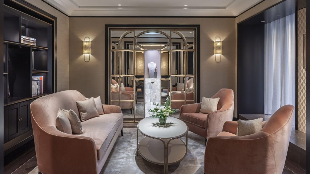 Salon met plafondkoven in de Van Cleef & Arpels-boutique in Amsterdam