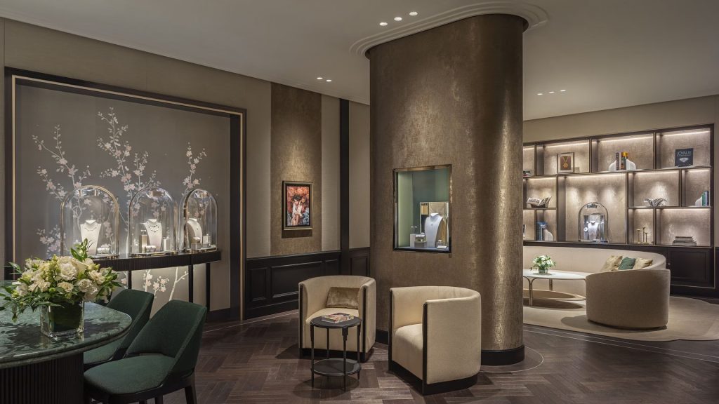 Interieur met wand- en plafondafwerking in Van Cleef & Arpels Amsterdam
