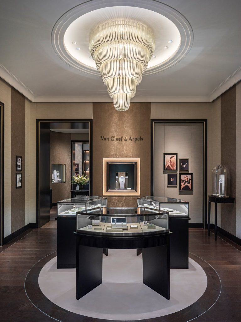 Gipsplafond met koven rondom de kroonluchter in Van Cleef & Arpels Amsterdam