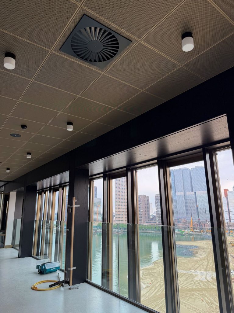Wit geperforeerd plafond met verlichting en ventilatierooster in Eurostars Rotterdam