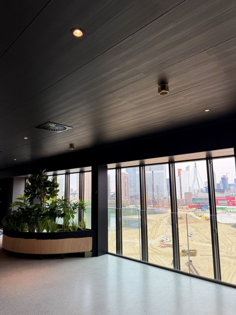 Zwart plafond bij de glazen gevel van Eurostars Rotterdam