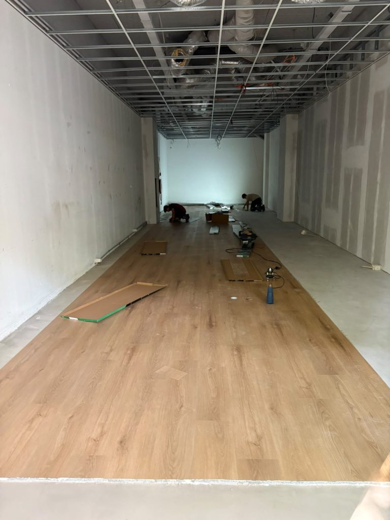 Wood-effect PVC flooring during work at Rolife Rotterdam