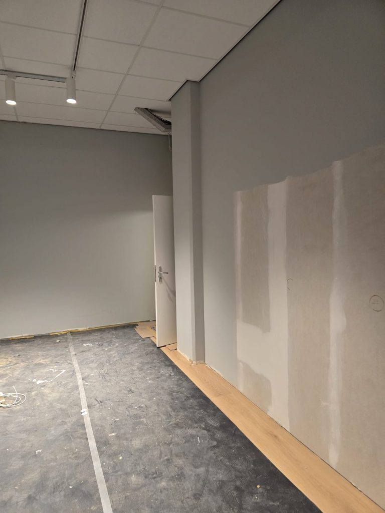 Wall and suspended ceiling junction during the Rolife Rotterdam fit-out